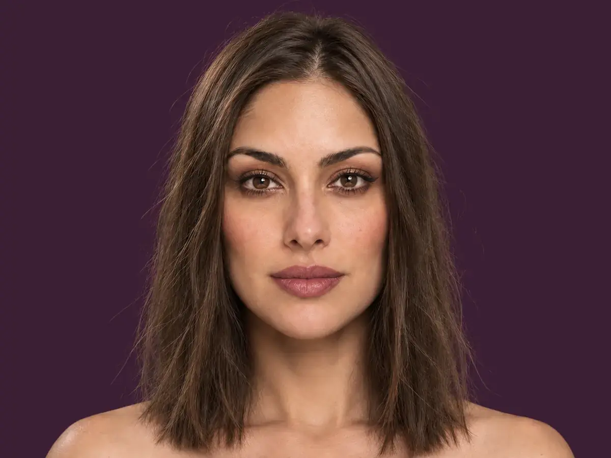 Samme ansigt med aftenmakeup: blendet bronzefarvet øjenskygge, en fin winged eyeliner, rouge og rosa læber.