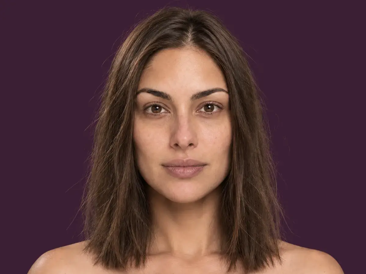 Den samme AI-genererede kvinde uden makeup.